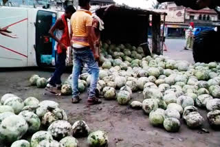 Vegetable load pickup van overturned in dhanbad