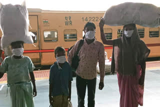 2 Labor families of Korba returned from Gujarat and Telangana by labor train