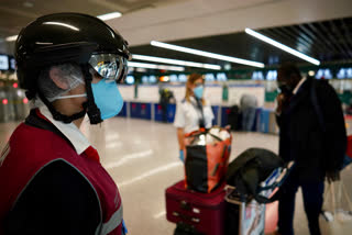 'Smart helmet' introduced at Rome airport to check passengers' temperatures