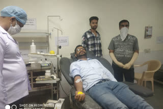 Deputy Collector donated blood to a needy child in Datia