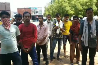 Migrant laborers protest to be sent to homes  in jammalamadugu