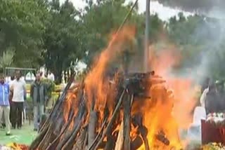 Muslims perform last rites of hindu man  COVID-19  coronavirus  National lockdown  coronavirus induced lockdown  இந்து முதியவர் இறுதிச்சடங்கில் இஸ்லாமியர்கள்  இந்து, இஸ்லாமியர், இறுதிச்சடங்கு  மும்பை