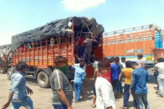 Workers gathered at MP MH border in Barwani