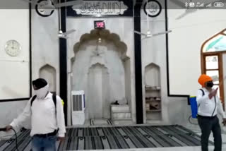 sikh-community-people-sanitize-mosque-in-mustafabad-akbari-masjid