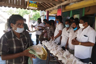 youth distribute food at raavulapalem in east godavari district