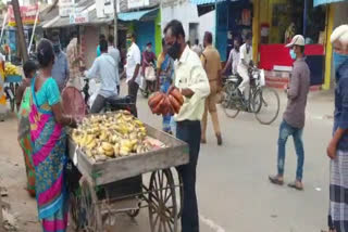 பழக்கடைகளை சேதப்படுத்திய வாணியம்பாடி நகராட்சி ஆணையர்