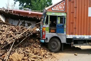 truck rammed into the house in dumka