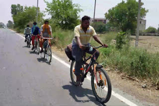 migrant laborers going home by Cycle in rohtak