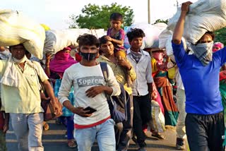 Migrant labours in Raichur returning to MP by walk