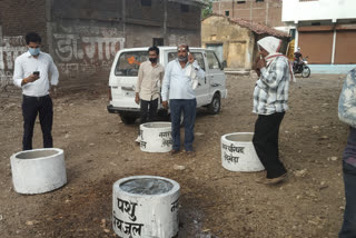 city-council-tendukheda-has-arranged-food-and-water-for-stray-animals