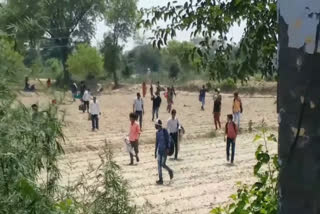 hundreds migrant workers travelling from palwal to their home