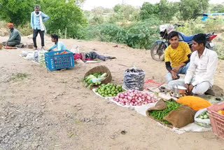 Farmers forced to sell vegetables along highway at 42 degree temperature in Hoshangabad