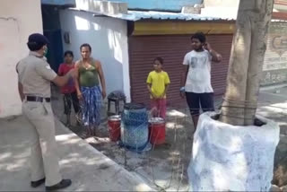 Itarsi RPF reprimanded local people for providing water to train passengers