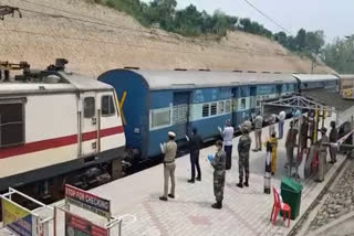 special-train-reached-una-railway-station-carrying-people-in-himachal-pradesh