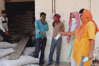 BJP workers distributed mask to the farmers in wheat procurement centres of harpalpur of chhatarpur