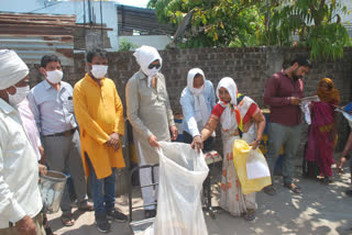 MLAs and public representatives  distributed wheat to the needy in khandwa