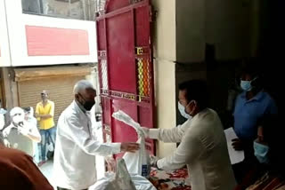 During lockdown Mayor Anju Kamalakant distributed ration to Buddhist in Vishwas Nagar