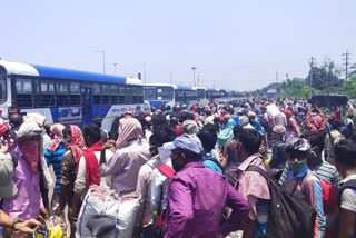 migrants protest in Mumbai  lockdown in Mumbai  COVID-19  migrants train  police use force on migrants  migrants lathicharged  മുംബൈയിൽ കുടിയേറ്റക്കാരുടെ പ്രതിഷേധം  മുംബൈ  police use force  പൊലീസ് ബലപ്രയോഗവും ലാത്തിചാർജും നടത്തി.