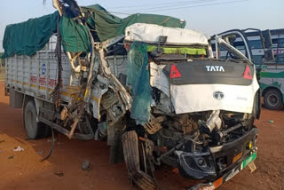 8 migrants dead  50 injured in road accident in Madhya Pradesh  ട്രക്ക് ബസുമായി കൂട്ടിയിടിച്ച് എട്ട് കുടിയേറ്റക്കാർ തൊഴിലാളികൾ മരിച്ചു  കുടിയേറ്റക്കാർ തൊഴിലാളികൾ മരിച്ചു