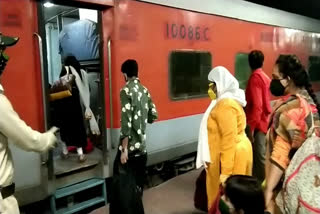 passenger-reach-bhopal-from-bangalore-new-delhi-superfast-special-train