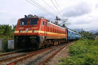 workers went to up with shramik train