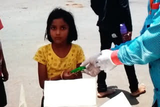 People are providing food to laborers in Vidisha