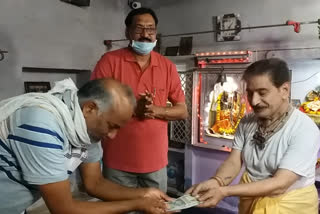 temple priest Helping the poor hungry people in Morena