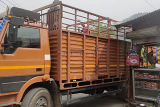 uncontrolled truck rammed into the shop