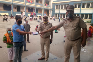 Narayan SHO distributes mosquito coil to migrant people at Shelter Home,Delhi