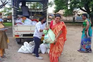 Transgender fed food to coolie workers at Chikmagalur