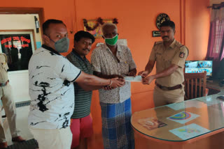 Snake Lokesh returns check of a farmer who lost it on the way to Bank