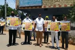 mangalagiri tadepalli tdp leaders protest against wine shops in mangalagiri