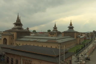 srinagar's historical mosque is empty during ramazan