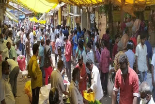 Large crowd gathers at flower market in Coimbatore  amid lockdown