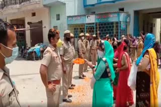 women shower flowers on policemen in saharanpur