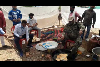 Police personnel doing social service along with duty, Food made for laborers in gwalior