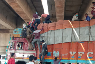 raipur police helping labourers