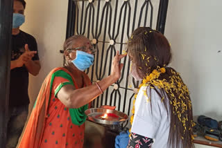 residents of ratnajyot flat in ahmedabad gave a unique welcome to Corona Warriors