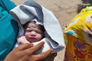 birth of a child on agra fort railway station while mother was travelling by sharmik express