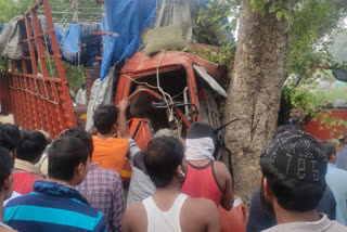 Etv Bharat, Gujarati News, Truck full of migrant workers overturns 1 killed