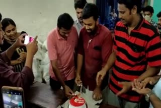 AISF  celebrated his birthday  lockdown  covid-19  ലോക്ക് ഡൗൺ  എ.ഐ.എസ്.എഫ്  പിറന്നാളാഘോഷം  കൊവിഡ്-19  കൊവിഡ് നിയന്ത്രണം