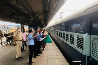 Greater Noida  Corona lockdown  trains to ferry migrant workers to Bihar  ഉത്തര്‍പ്രദേശില്‍ നിന്നും കുടിയേറ്റ തൊഴിലാളികളുമായി നാളെ നാലു ട്രെയിനുകള്‍ പുറപ്പെടും  കൊവിഡ് 19  ലോക്ക് ഡൗണ്‍