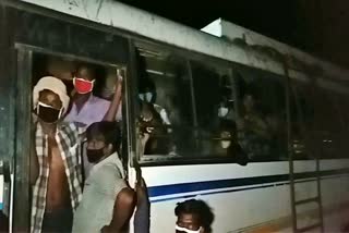 Hundreds of migrant laborers reached Daltenganj railway station