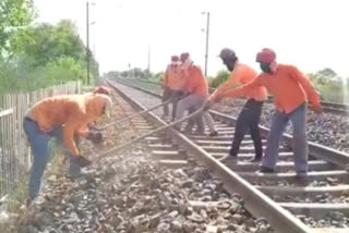 laborers working on railway tracks are prone to corona