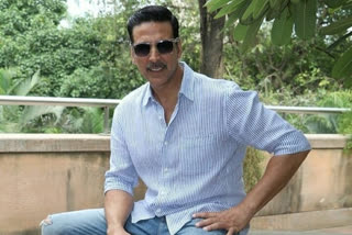 akshay kumar doante 1000 wrist band to mumbai police