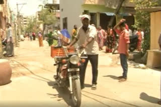 construction worker turned as fruit vendor due to lock down