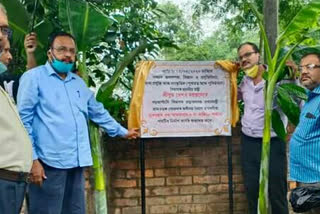 Keshab Mahanta's distributes foods at kaliabor