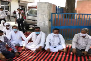 Farmers and traders protest for non-payment of wheat in hansi