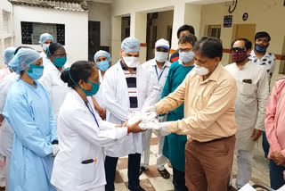 BJP district president distributed PPE kit and mask in district hospital in morena