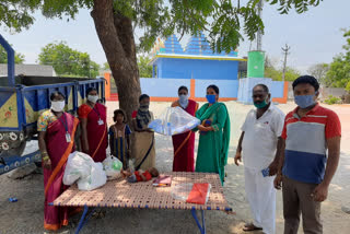 anganwadi teachers distributed groceries to pregnant